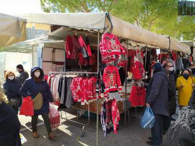 Intorno a noi risuonano le note di Jingle Bells e i banchetti ricolmi di addobbi rossi ci avvolgono in un�atmosfera gioiosa